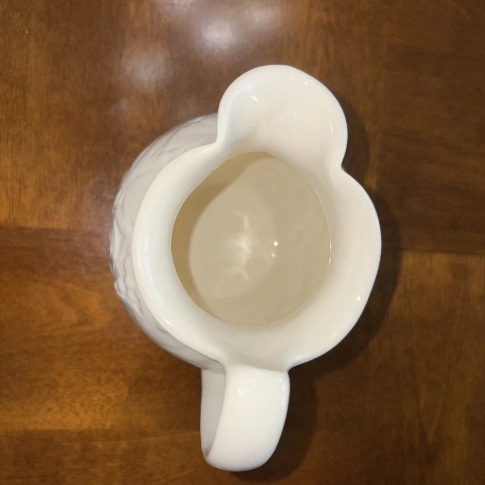 Vintage Wedgwood of Etruria & Barlaston Grape & Vine Porcelain Pitcher app 6.5in